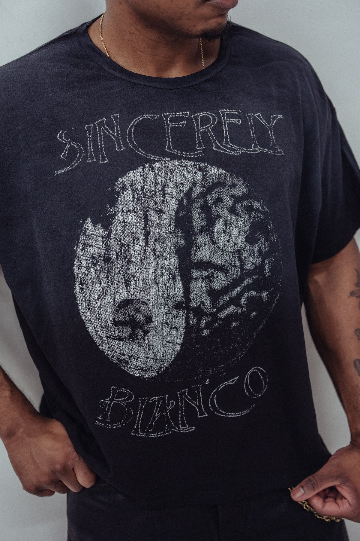 Sincerely Blanco Yin Yang Tee